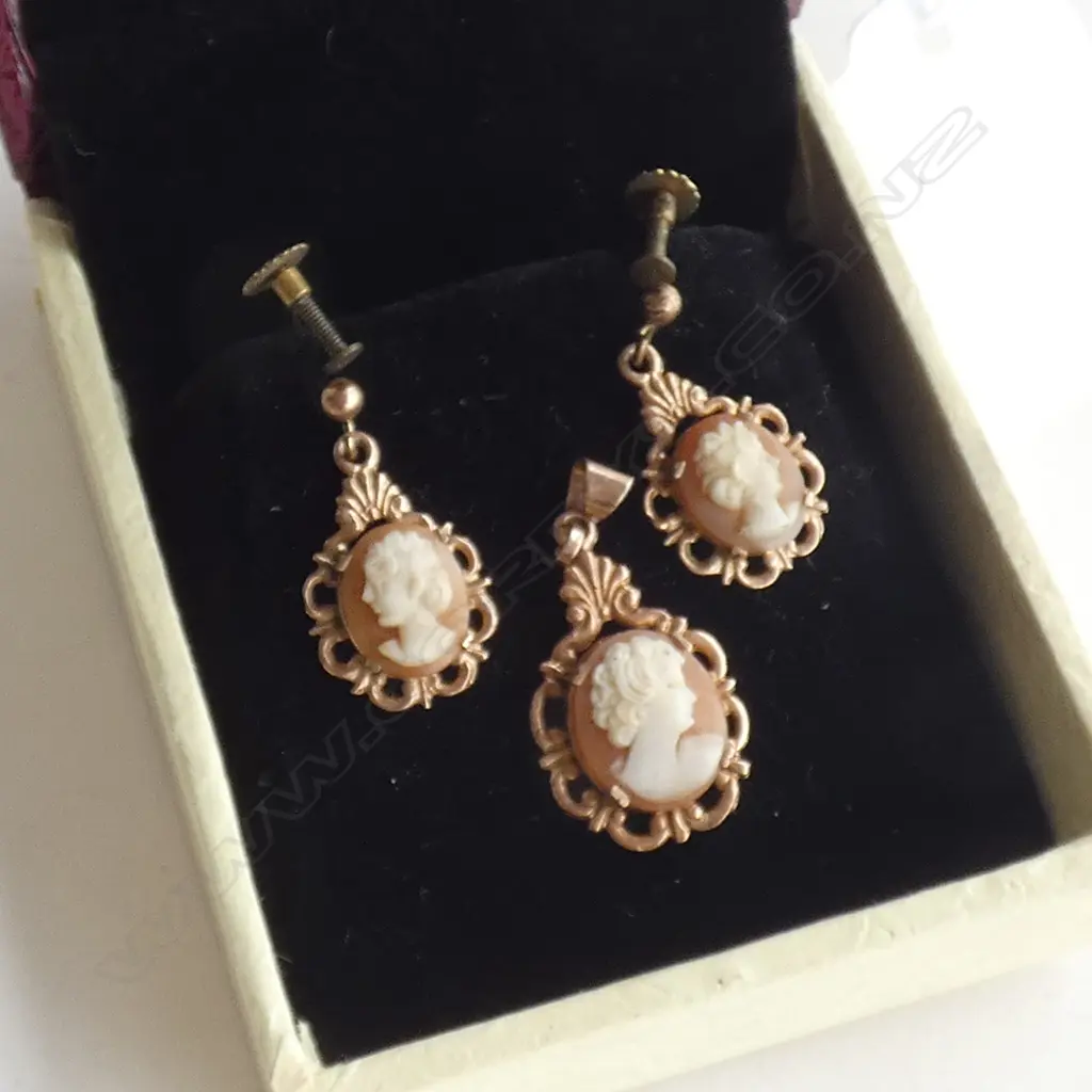 9ct GOLD FRAMED CAMEO PENDANT AND EARRINGS Image 1++