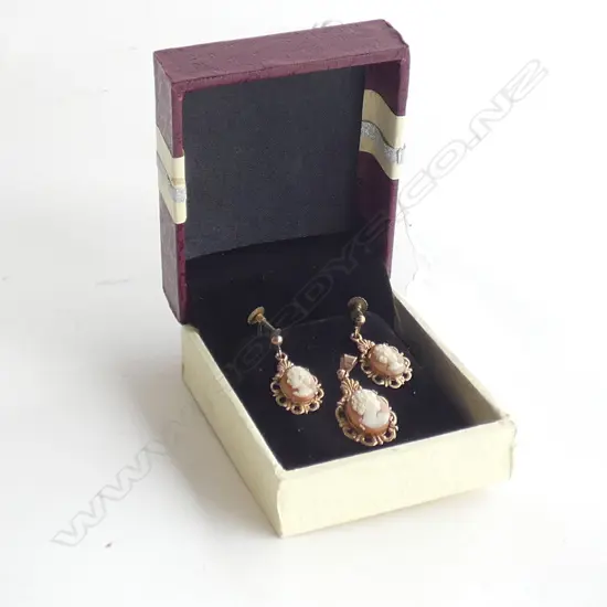 9ct GOLD FRAMED CAMEO PENDANT AND EARRINGS