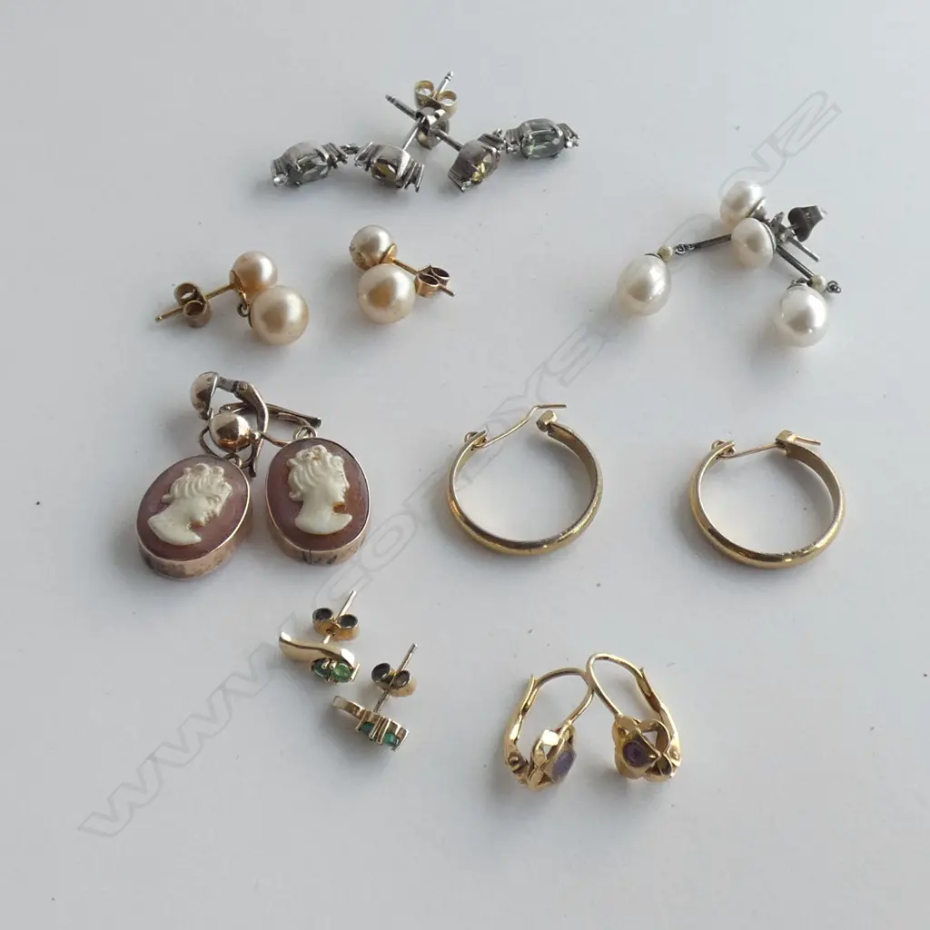 ASST PAIRS EARRINGS GOLD/GOLD PLATE/COSTUME Image 1++