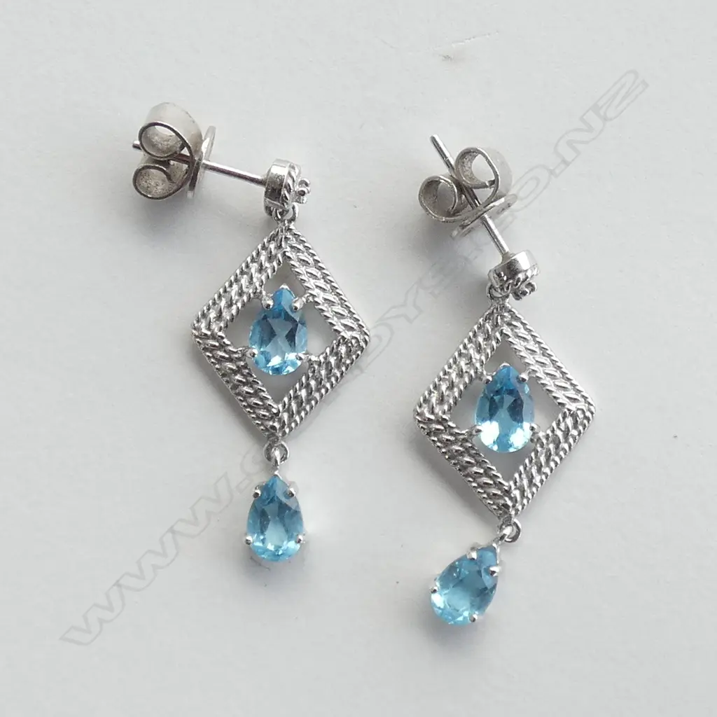 PR 14CT WHITE GOLD & BLUE TOPAZ DROP EARRINGS Image 1++