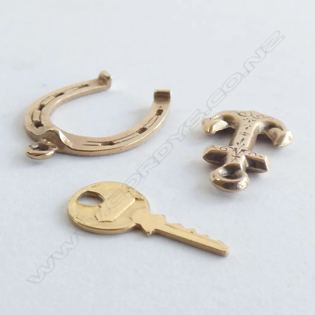 3 X 9CT GOLD CHARMS ANCHOR/KEY/HORSESHOE 1.20gm Image 1++
