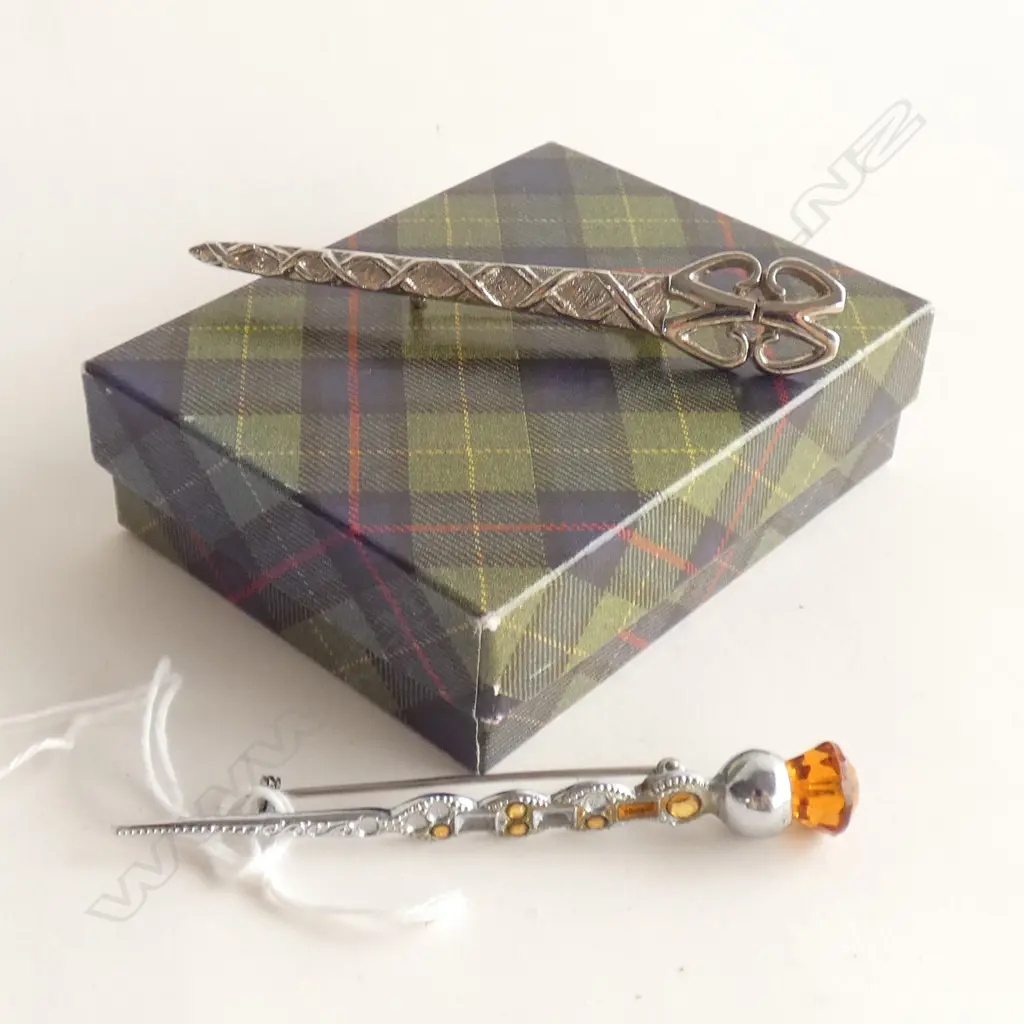 2 SCOTTISH BROOCHES; ONE WITH AMBER GLASS BEADS (A/F) Image 1++