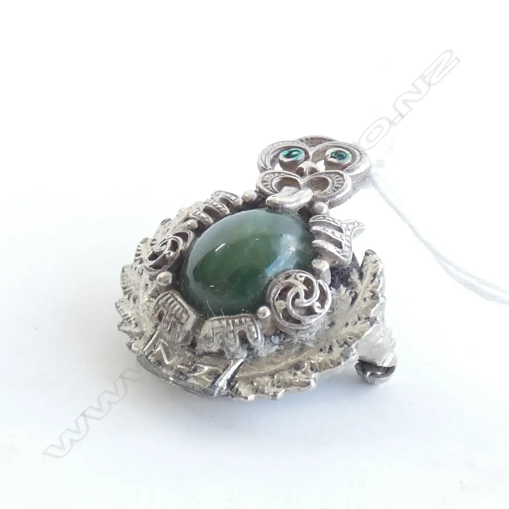 UNUSUAL SILVER AND POUNAMU BROOCH Image 1++