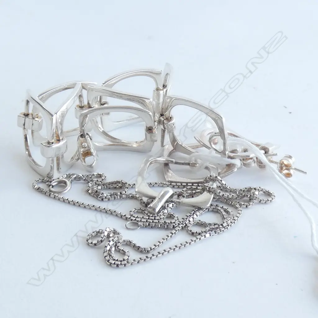 RETRO SILVER BRACELET/PENDANT/EARRINGS SET Image 1++