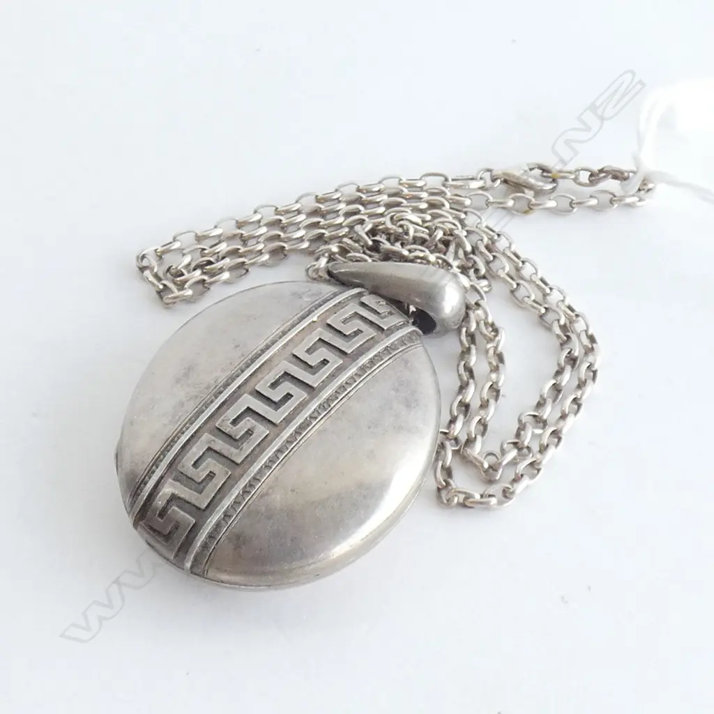 VICTORIAN STYLE SILVER LOCKET AND CHAIN Image 1++
