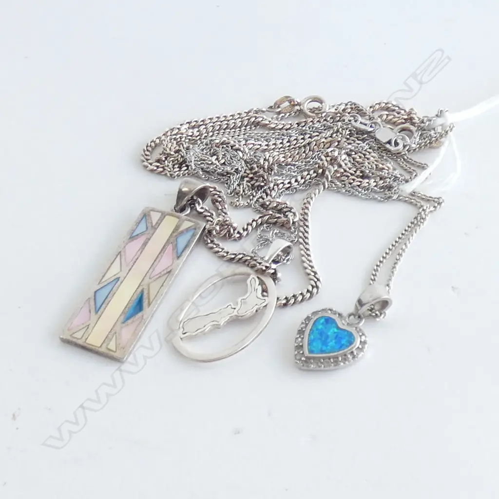THREE SILVER CHAINS AND SILVER PENDANTS Image 1++