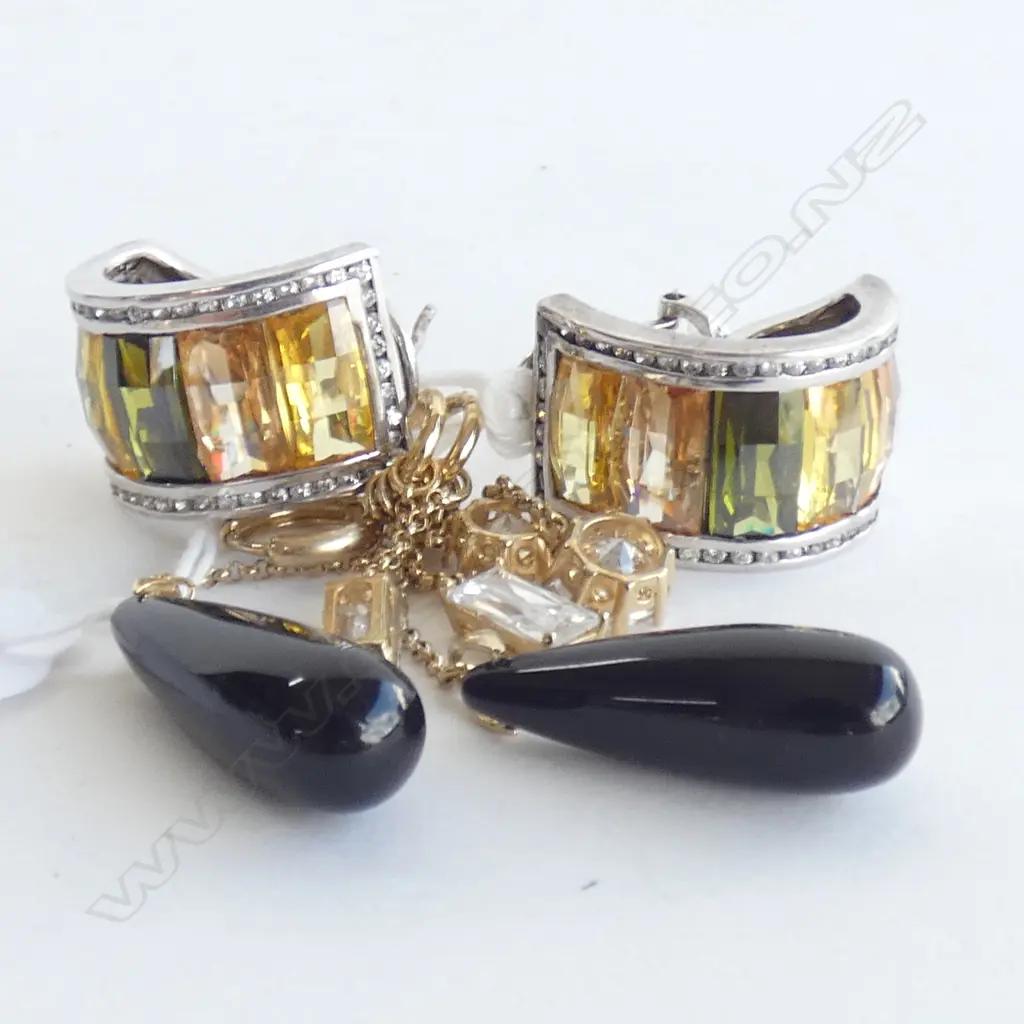 TWO PAIRS OF COSTUME EARRINGS Image 1++