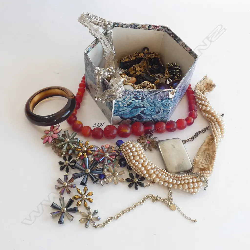 BOX OF ASST. COSTUME JEWELLERY Image 1++