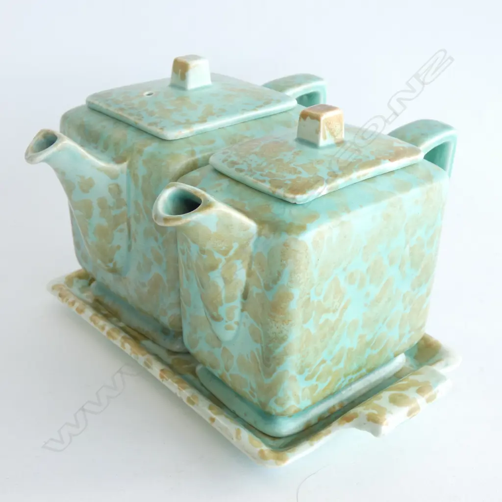 A KENSINGTON WARE TEAPOT AND TEA SET 3 PIECES Image 1++