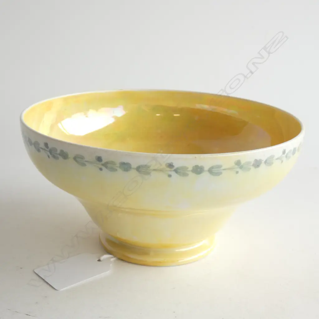 A RUSKIN FOOTED BOWL, WITH SCISSOR MARK OF W HOWSON TAYLOR. DIA.140 X H.70MM. Image 1++
