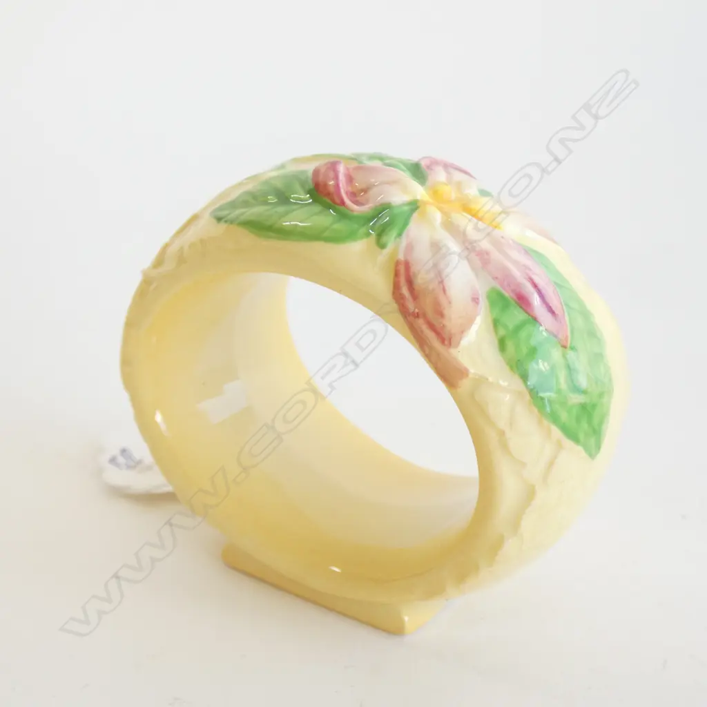 A CARLTONWARE NAPKIN RING Image 1++