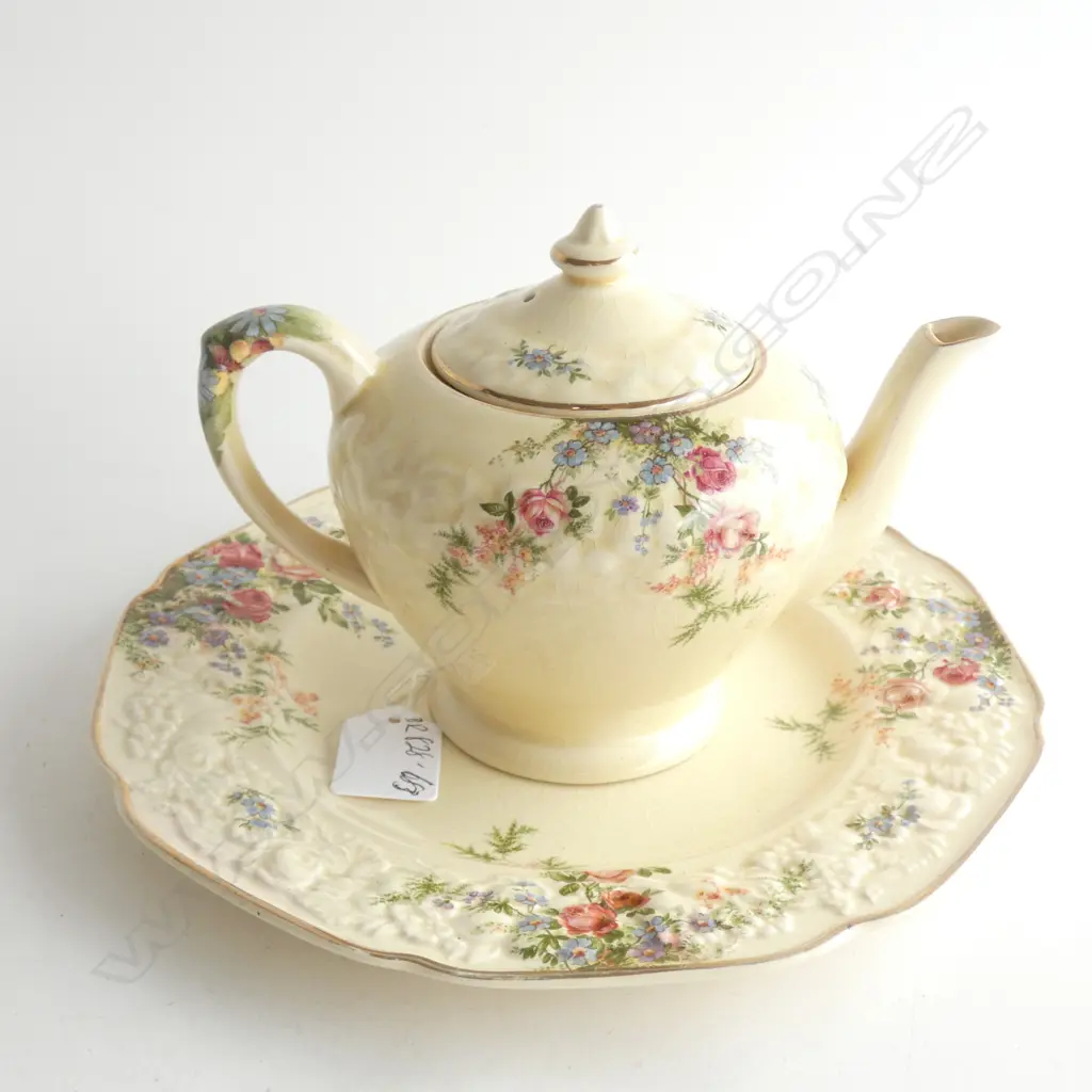 A CROWN DUCAL ROSALIE TEAPOT Image 1++