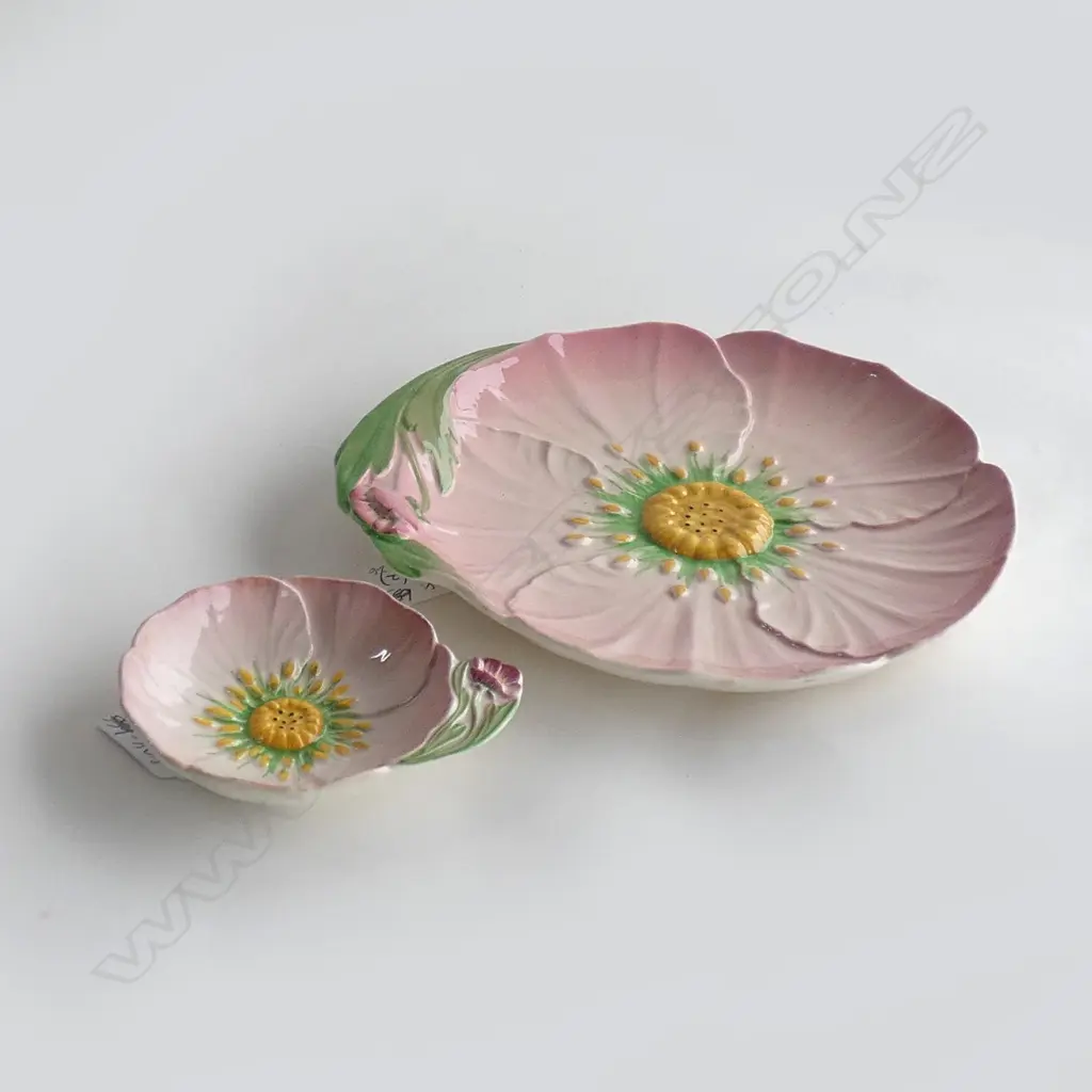 A CARLTON WARE EMBOSSED PINK BUTTERCUP FLAT DISH, W.110mm Image 1++