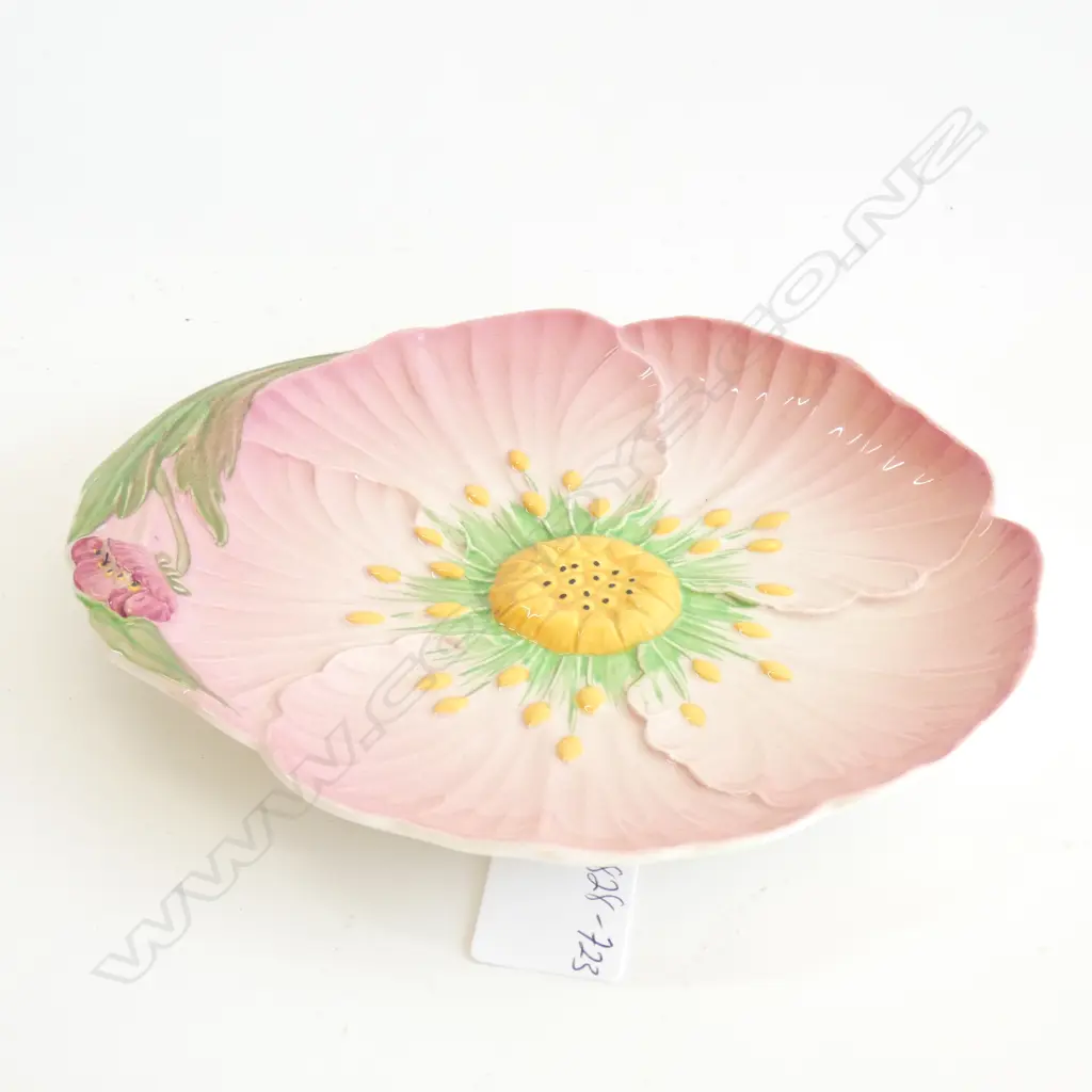 A CARLTON WARE EMBOSSED PINK BUTTERCUP DISH Image 1++