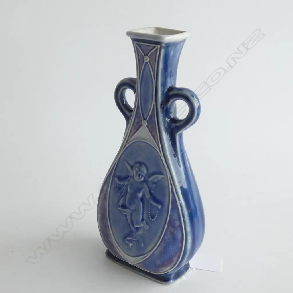 A Doulton Lambeth vase by Leslie Harradine Image 1++