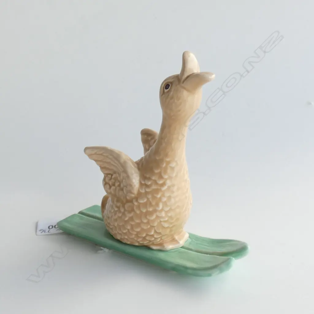 A SYLVAC DUCKLING ON SKIS, BEIGE STANDING DUCK ON GREEN SKIS NO.1680. H.130mm Image 1++