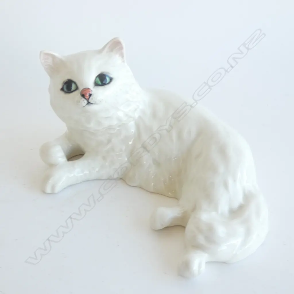 A BESWICK WHITE PERSIAN CAT RECLINING. L.160mm Image 1++