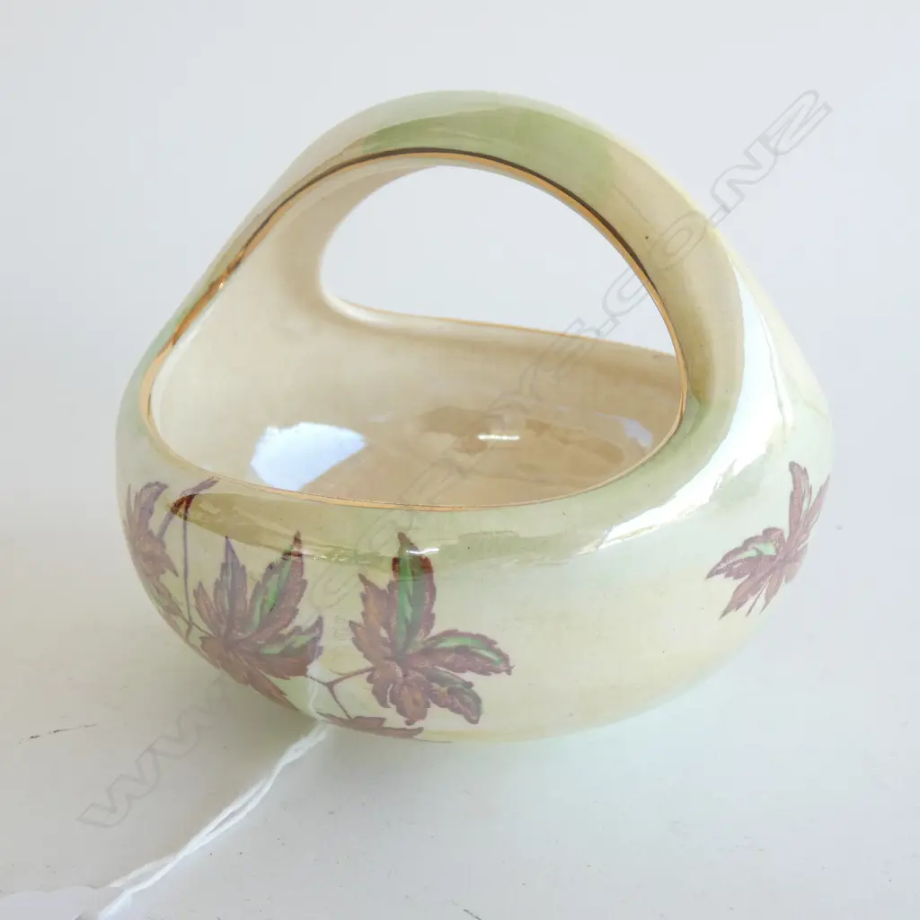 A MALING LUSTRE BASKET, H.95MM, W.105mm Image 1++