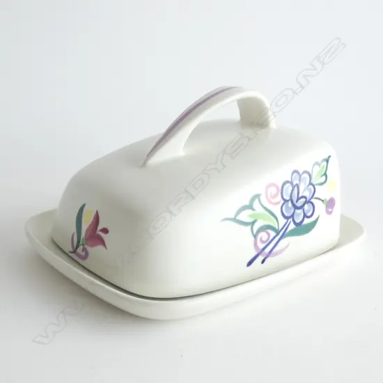 A POOLE CHEESE DISH AND COVER, BY GWEN HASKINS (1938-77)