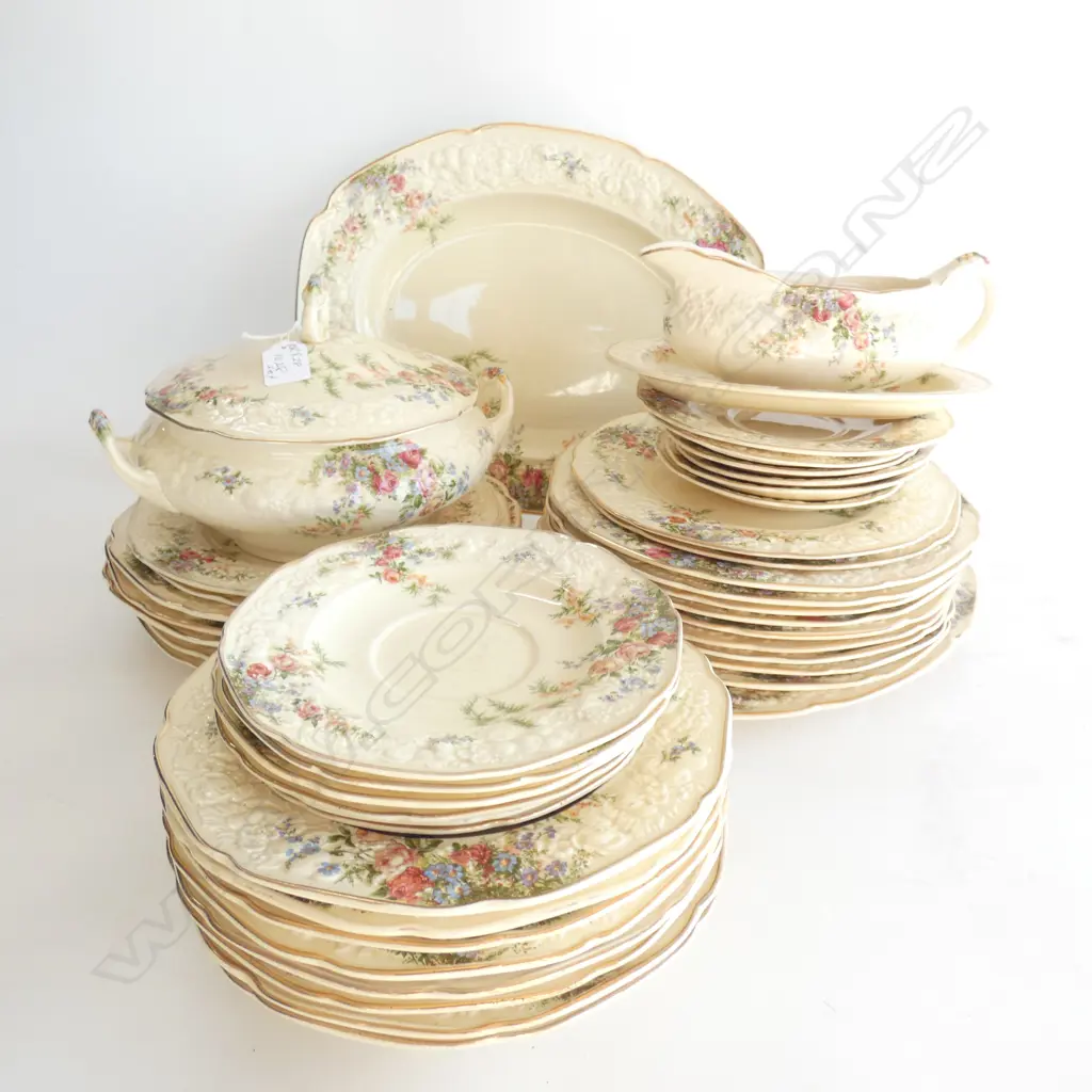 8 ASSORTED CROWN DUCAL ROSALIE DINNER SERVICE 107) Image 1++