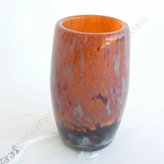 AN ART GLASS VASE, SIGNED. H.90mm