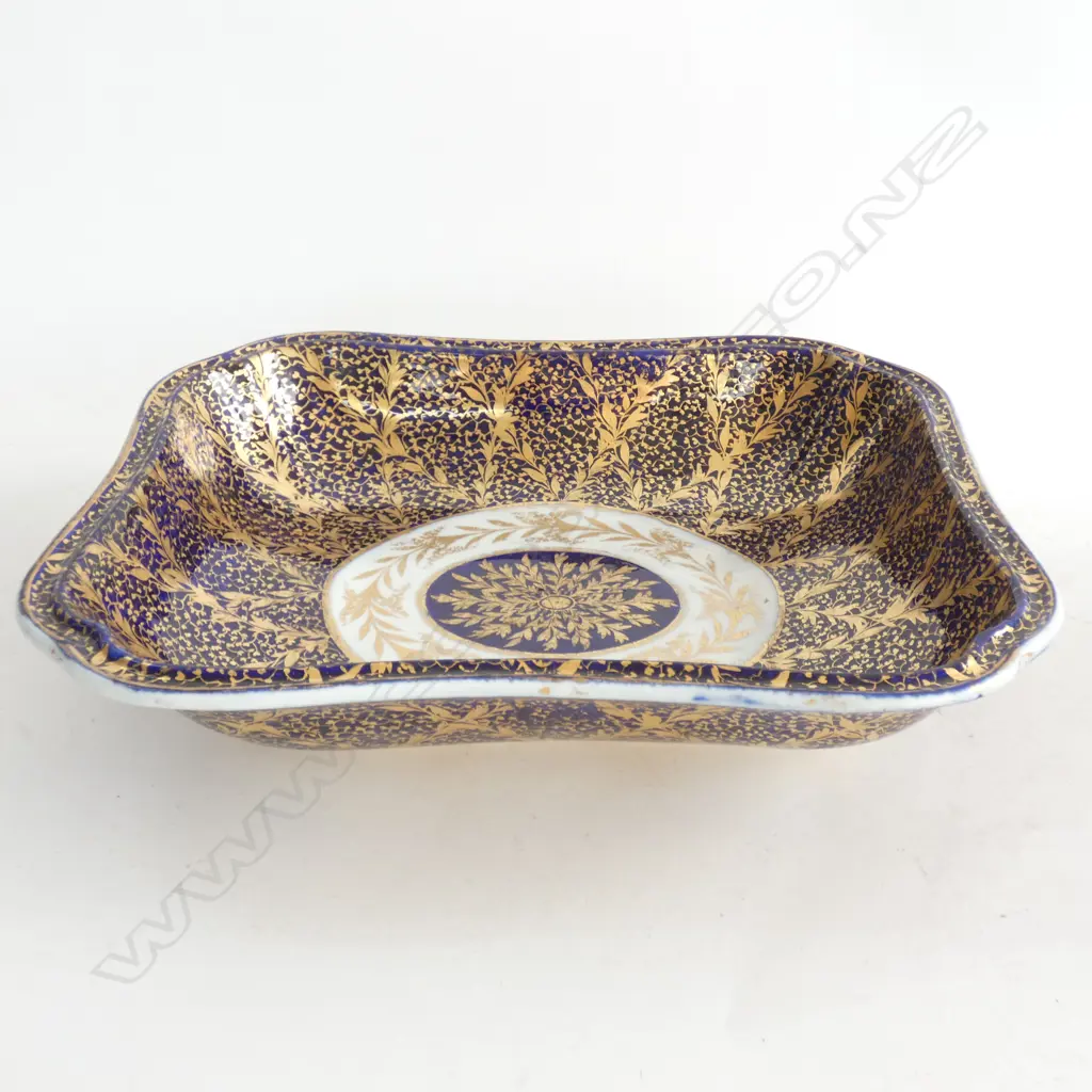 AN EARLY CROWN DERBY RECTANGULAR DEEP BOWL, SEVRES STYLE, COBALT BLUE & GOLD. Image 1++