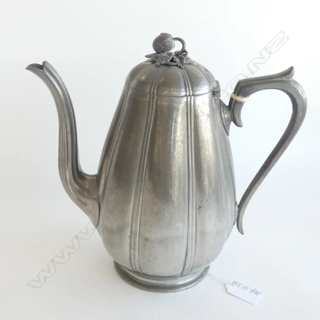 A VICTORIAN PEWTER TEAPOT Image 1++