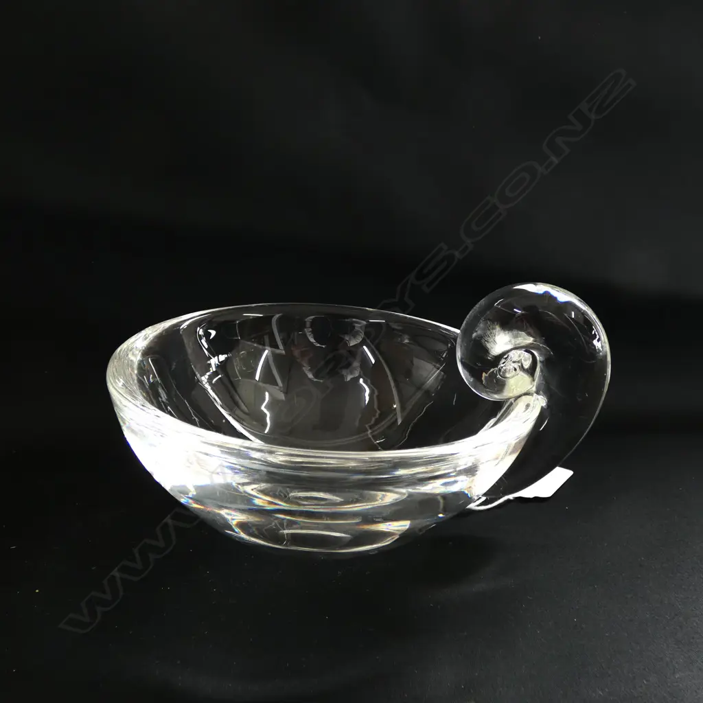 A STEUBEN GLASS BOWL Image 1++