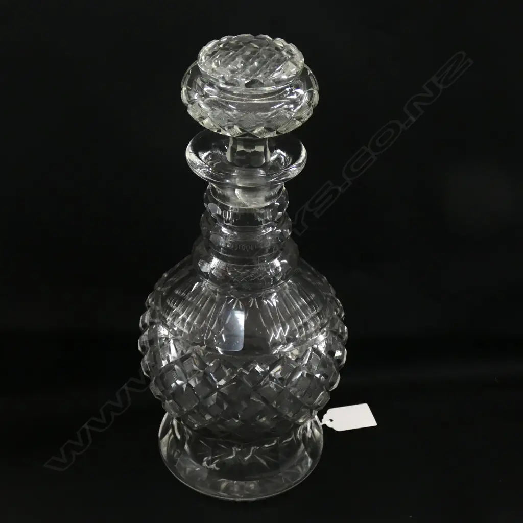 A GEORGIAN STYLE CRYSTAL DECANTER WITH STOPPER, (CHIPS TO STOPPER). H.300mm Image 1++