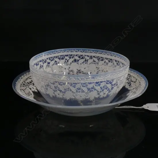SALVIATI (SIGNED) DESSERT BOWL & SAUCER, CLEAR WITH WHITE LEAVES & FLOWERS. Dia.150mm