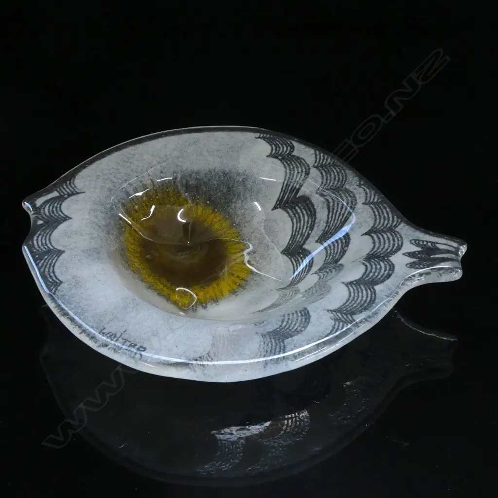 AN ART GLASS FISH SHAPED DISH, SIGNED WALTER, L.200mm Image 1++