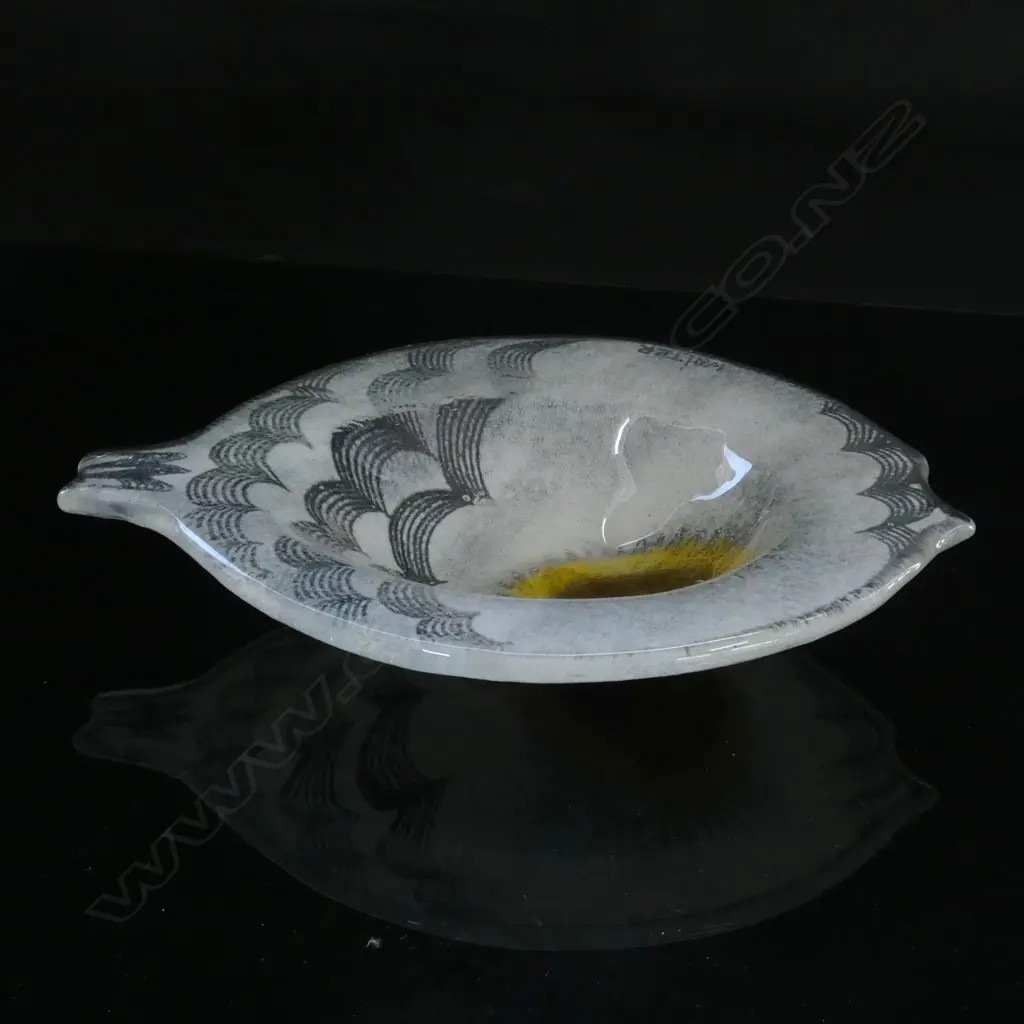 AN ART GLASS FISH SHAPED DISH, SIGNED WALTER, L.200mm Image 1++