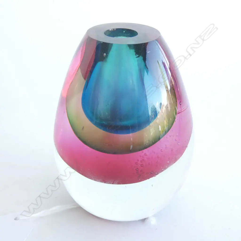 AN ART GLASS, SQUAT PINK/BLUE/YELLOW VASE. H.120mm Image 1++