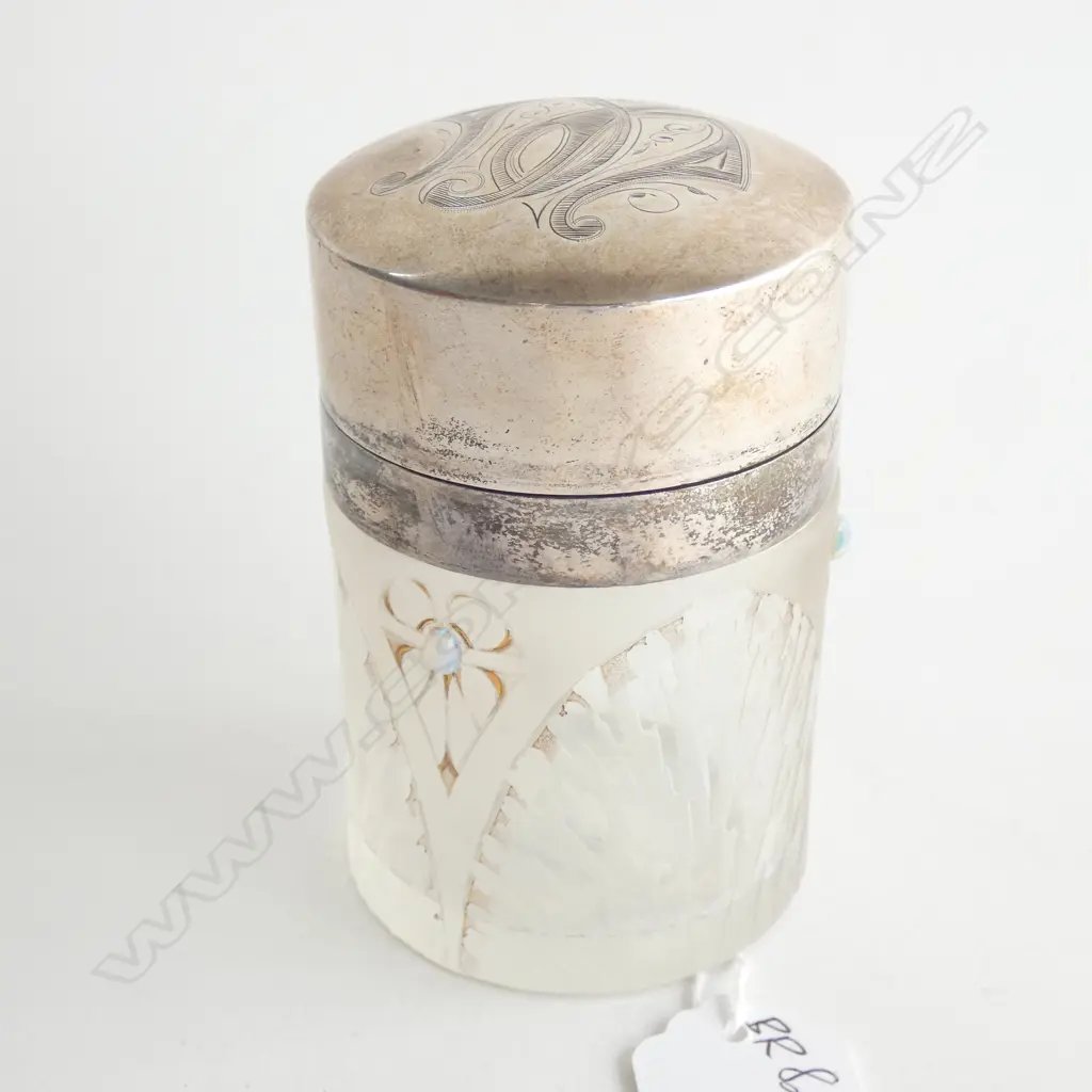 A SAL VOLATILE (SMELLING SALTS) JAR, WITH SILVER HINGED LID. BIRMINGHAM 1903. H.90mm Image 1++