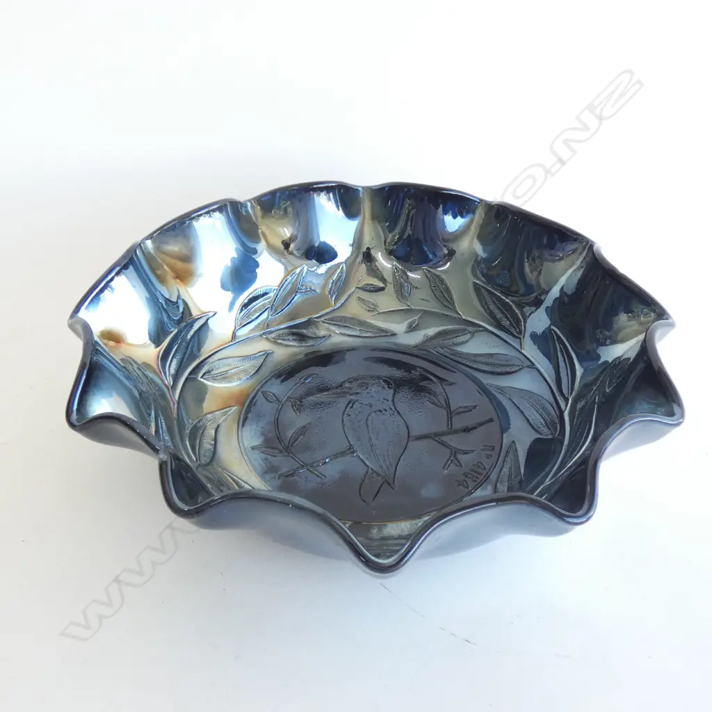 A CARNIVAL GLASS KINGFISHER BOWL, DIA.230mm… Image 1++