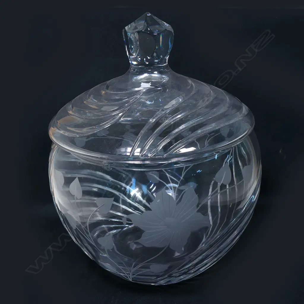 A GLASS PUNCH BOWL AND COVER, H.300mm Image 1++