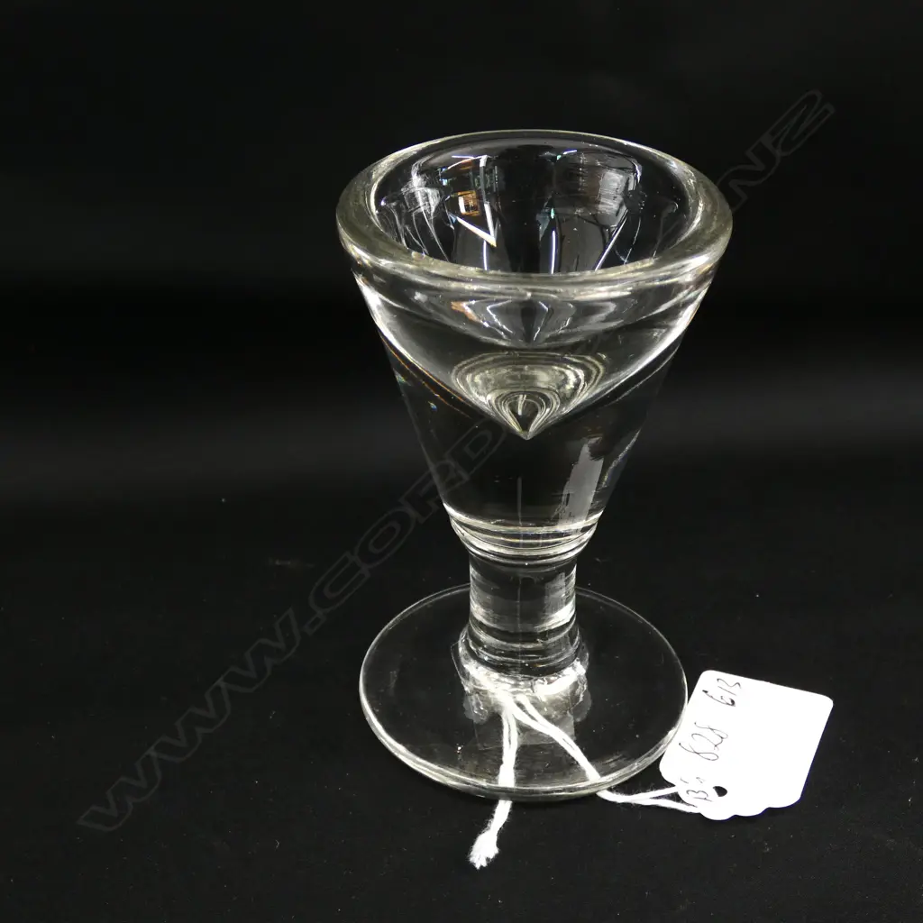 A GEORGIAN DECANTER AND TWO GEORGIAN DRAM GLASSES. DECANTER H.230mm Image 1++