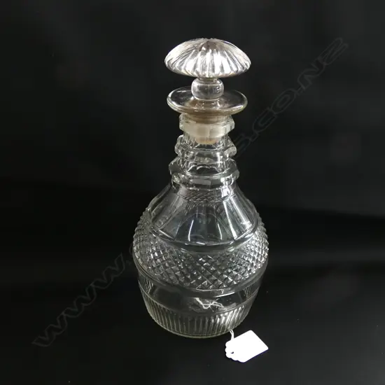 A GEORGIAN DECANTER AND TWO GEORGIAN DRAM GLASSES. DECANTER H.230mm