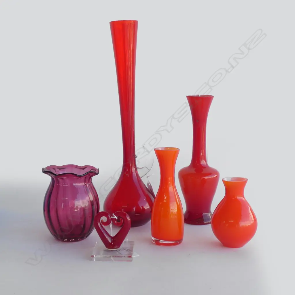 5 ASST ORANGE & RED GLASS VASES + SMASHING GLASS HEART Image 1++