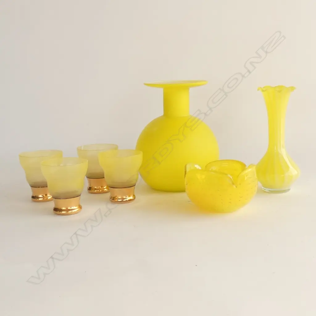 7 PCS YELLOW GLASS; 4 SM GOLD & YELLOW GLASSES,2 VASES & SM BOWL  Image 1++