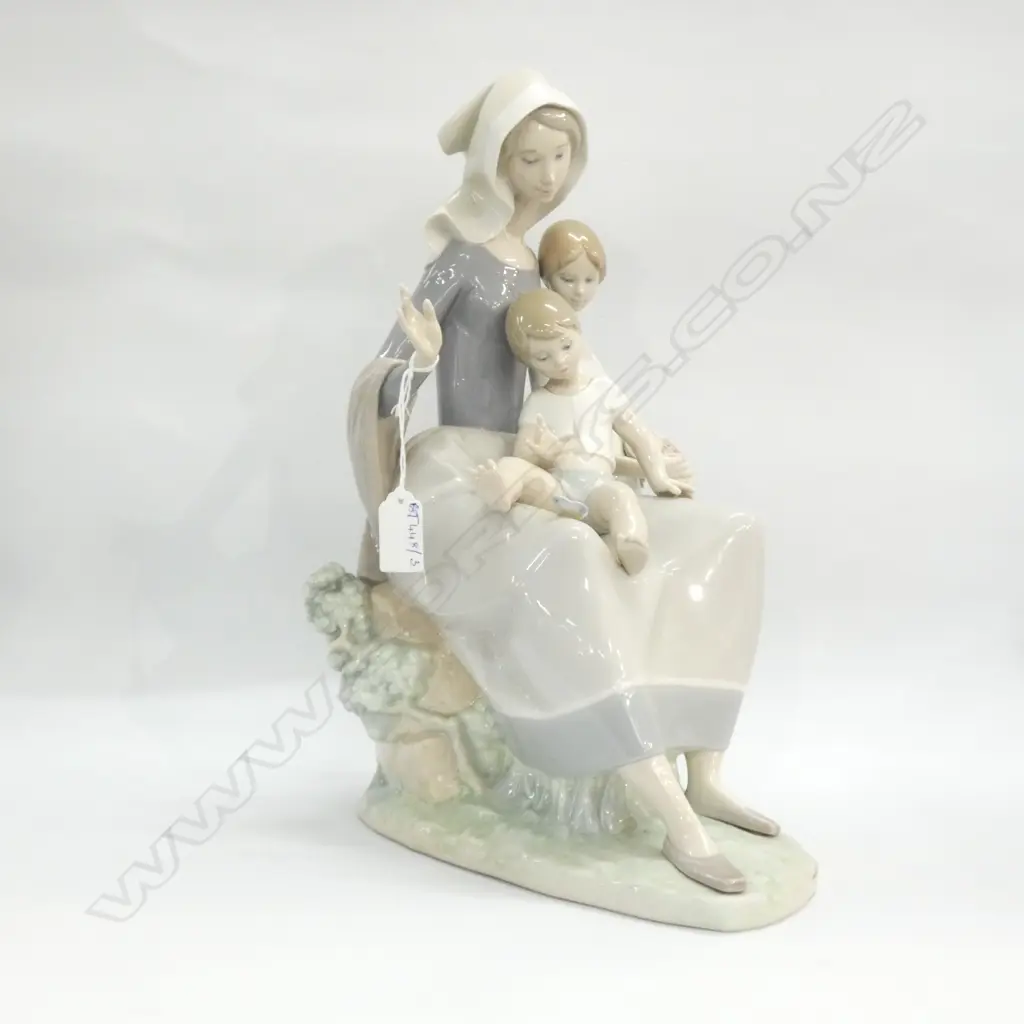 LLADRO #4864 MOTHER w. CHILDREN WATCHING BUTTERFLY H.350mm EXECELLENT CONDITION Image 1++