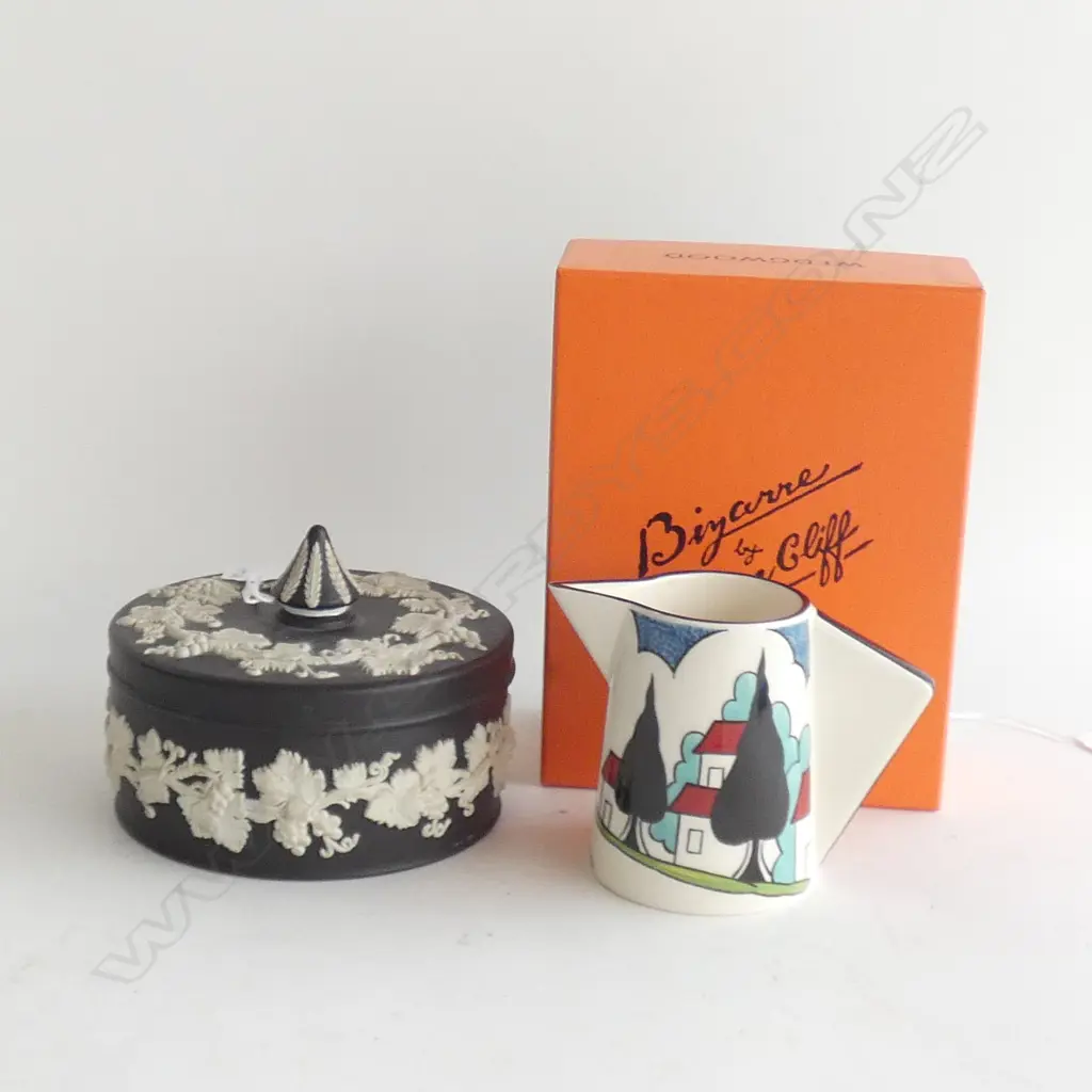 B/W WEDGWOOD LIDDED DISH 120mm dia + REPRO CLARICE CLIFF CREAM JUG, BOXED Image 1++