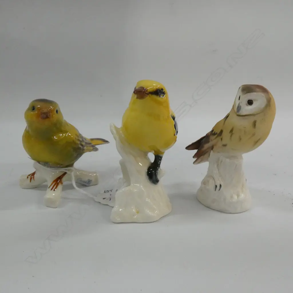 3 GOEBEL BIRDS; 1 BISQUE & 2 GLAZED H 75MM Image 1++