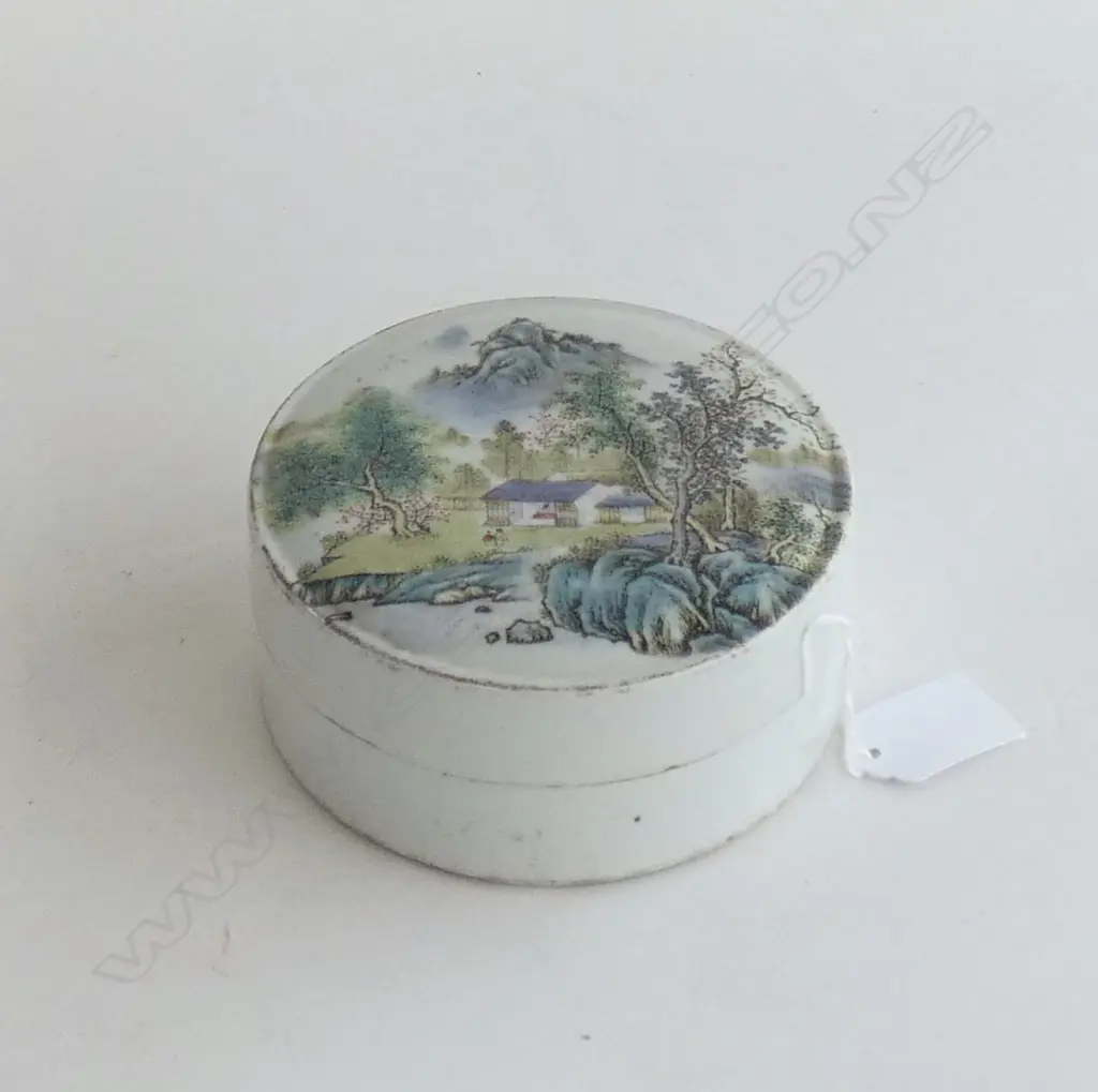 CHINESE FAMILLE ROSE BOX w. LID 125mm dia Image 1++