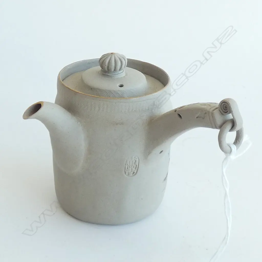 FINE JAPANESE SIPPING POT DECORATED WITH SACRED CRANES Image 1++