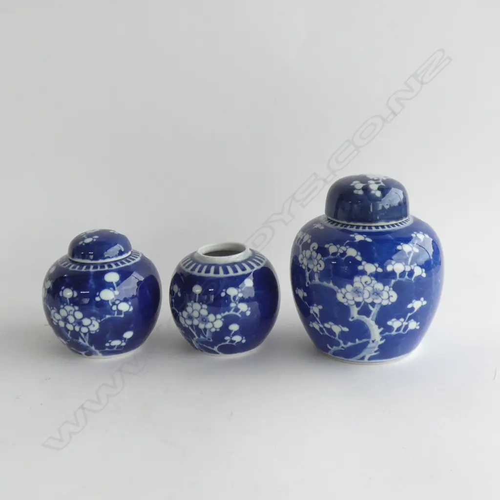 3 BLUE & WHITE BLOSSOM GINGER JARS; 2 SM (H 130MM) & LG (H 170MM)... Image 1++