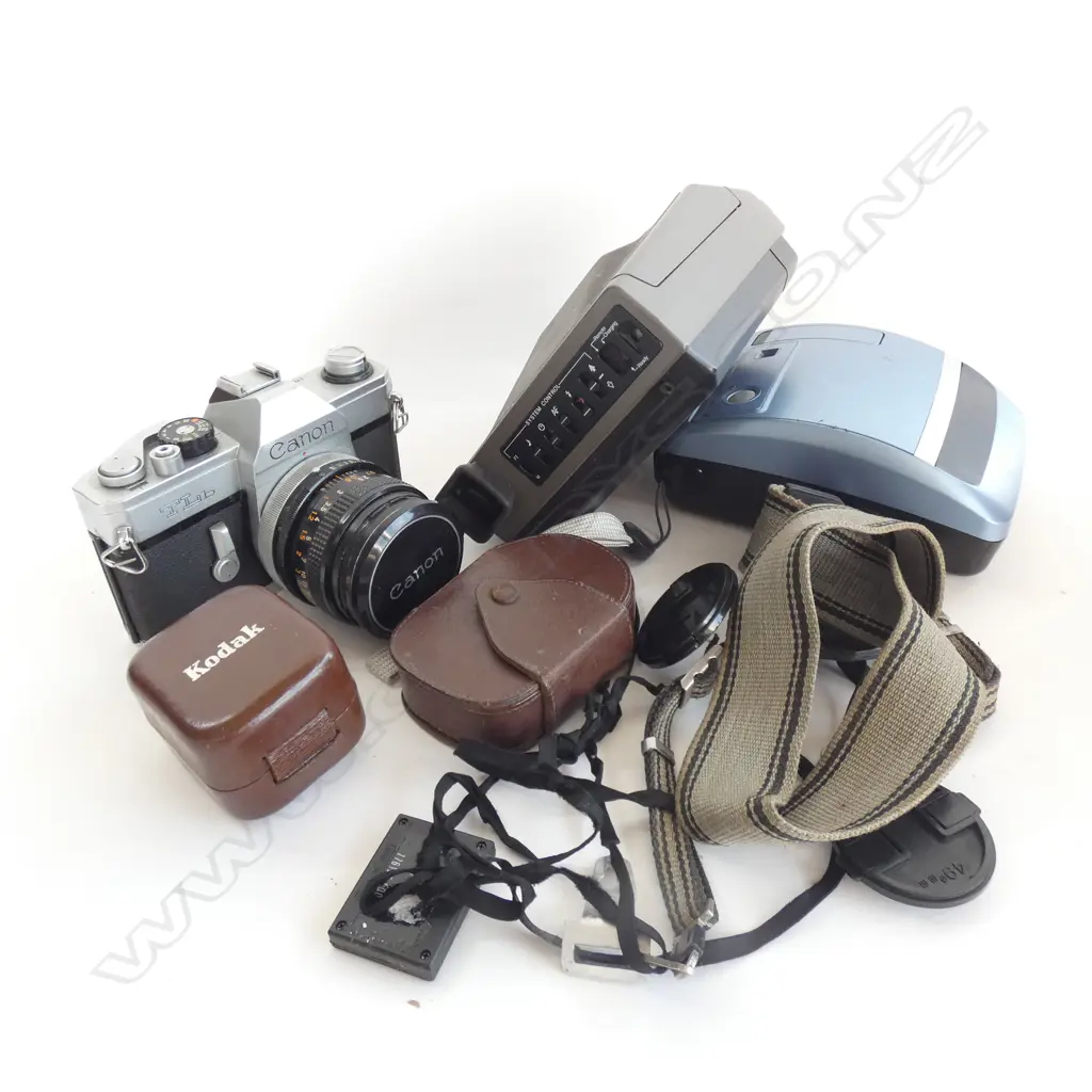 3 VINTAGE CAMERA & ASST ACCESSORIES.CANON TLb +... Image 1++
