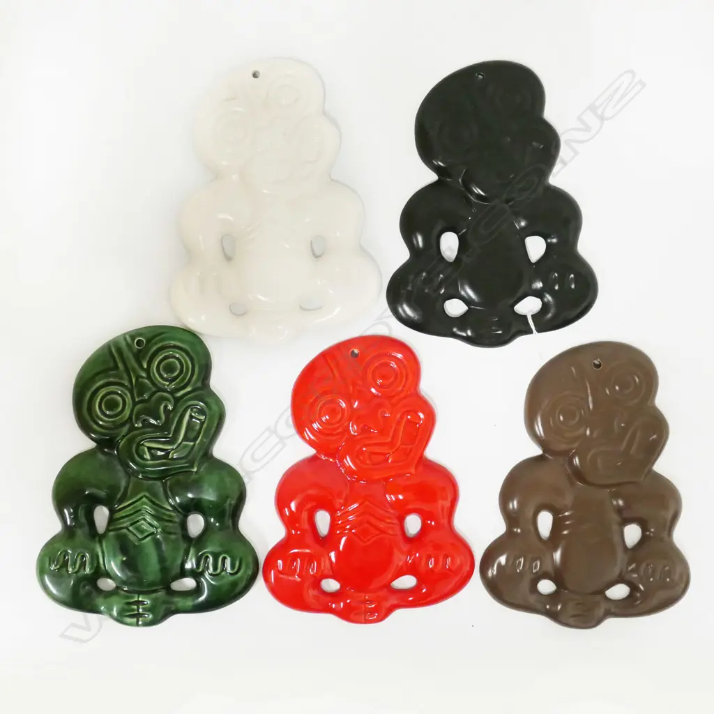 5 NZ STUDIO CERAMICS COLOURED CERAMIC TIKI WALL HANGINGS, H. 200MM Image 1++