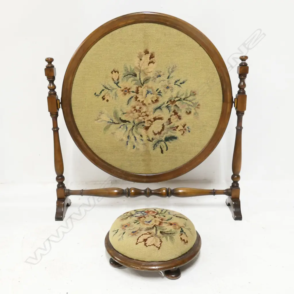 VINTAGE TAPESTRY FIRESCREEN & SM FOOTSTOOL, 670 X 740MM, FOOTSTOOL DIA. 290MM Image 1++