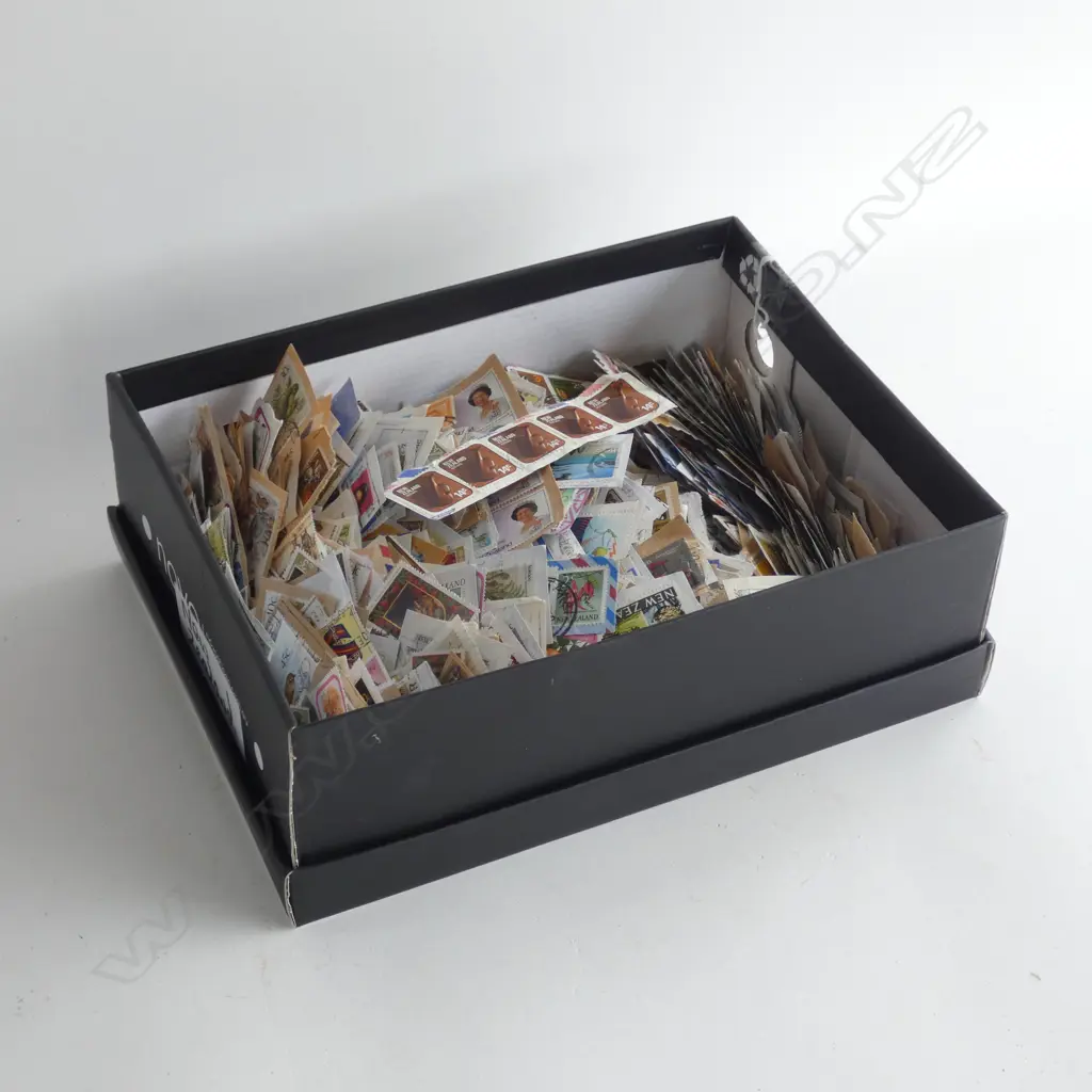 BOX ASST USED NZ STAMPS  Image 1++